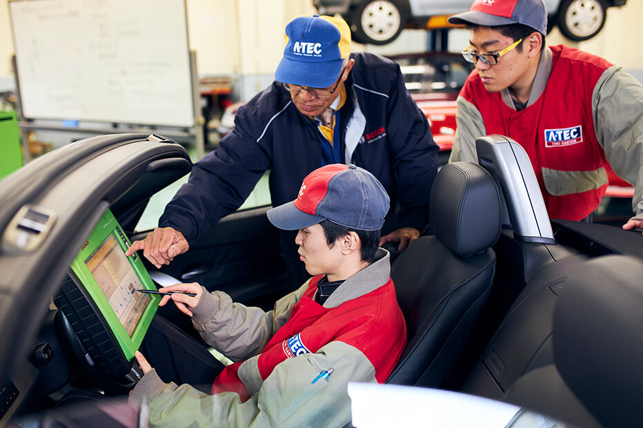 写真:実習中心に学ぶ4年間